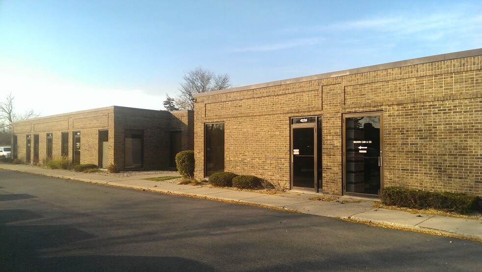 4211 Grove Ave, Gurnee, IL à louer - Photo du bâtiment - Image 2 de 4