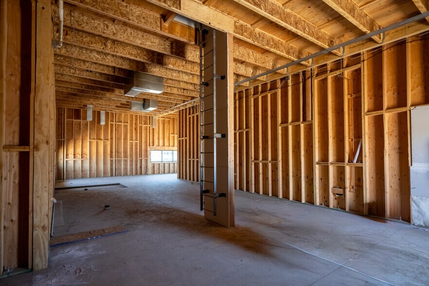 301 Airport Dr, Bakersfield, CA for lease - Building Photo - Image 2 of 10