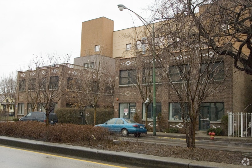 2533 N Ashland Ave, Chicago, IL à louer - Photo du bâtiment - Image 2 de 3