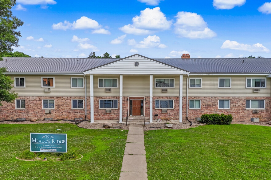 765-791 Russell Rd, Waterloo, IA à vendre - Photo du bâtiment - Image 1 de 7