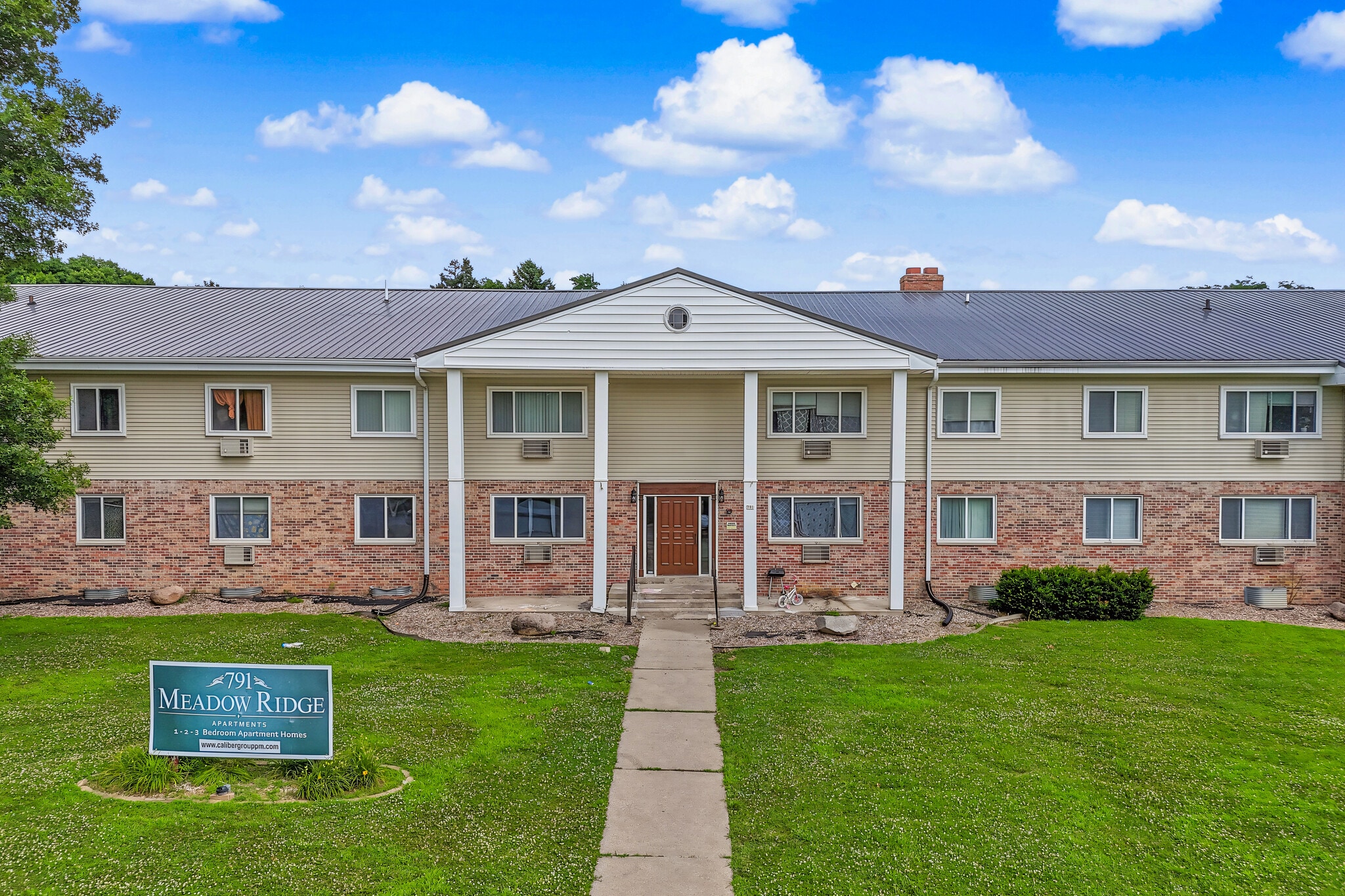 765-791 Russell Rd, Waterloo, IA à vendre Photo du bâtiment- Image 1 de 8