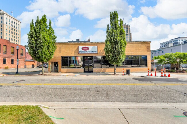 Plus de détails pour 132 W Cortland Ave, Jackson, MI - Bureau à louer