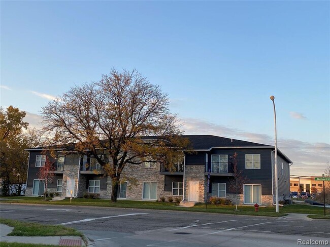 More details for 1251 E Woodward Heights Blvd, Hazel Park, MI - Multifamily for Sale