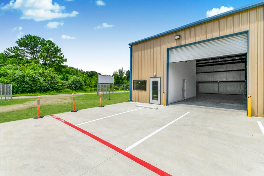 31588 Industrial Park Dr, Pinehurst, TX à louer - Photo du bâtiment - Image 3 de 25