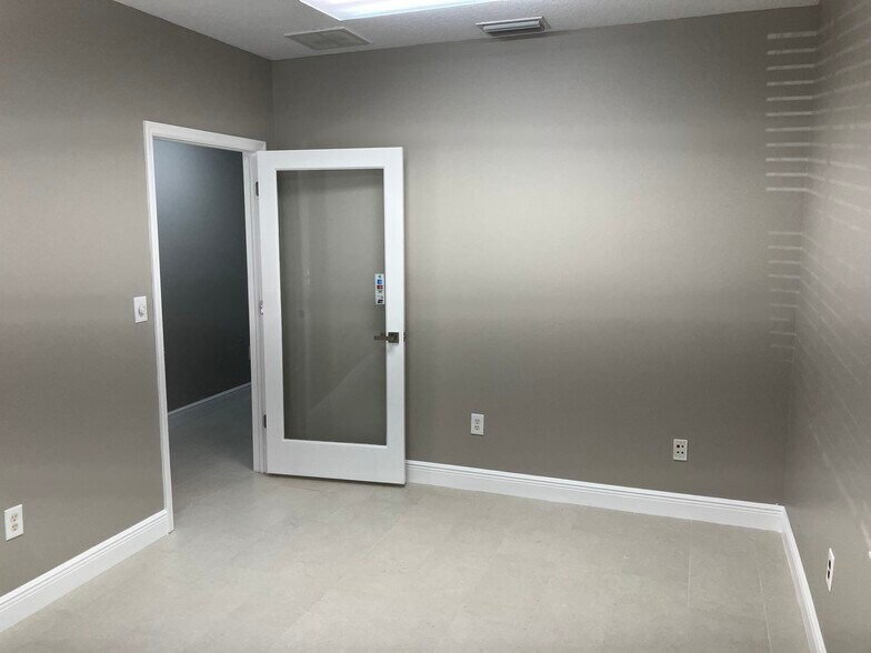 3216 Cove Bend Dr, Lutz, FL à vendre - Photo du bâtiment - Image 2 de 18