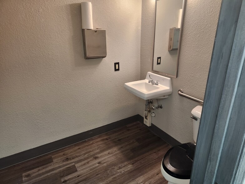 234 W Main St, Waukesha, WI for lease - Interior Photo - Image 2 of 3