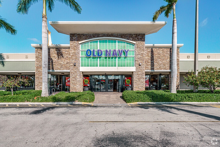 3569-3885 NE 163rd St, North Miami Beach, FL for lease - Building Photo - Image 2 of 12