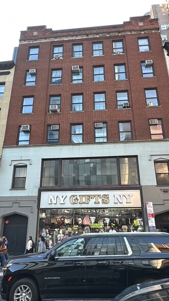 690-692 Eighth Ave, New York, NY for lease - Building Photo - Image 1 of 1