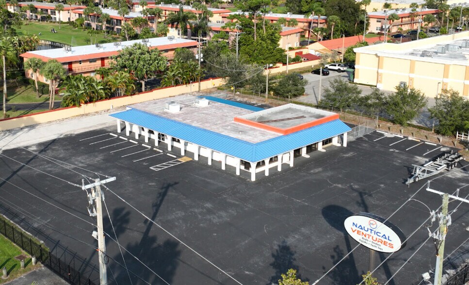 275 SW Monterey Rd, Stuart, FL à louer - Photo principale - Image 1 de 7