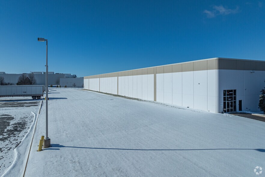 333 Gibraltar Dr, Bolingbrook, IL à louer - Photo du bâtiment - Image 3 de 5