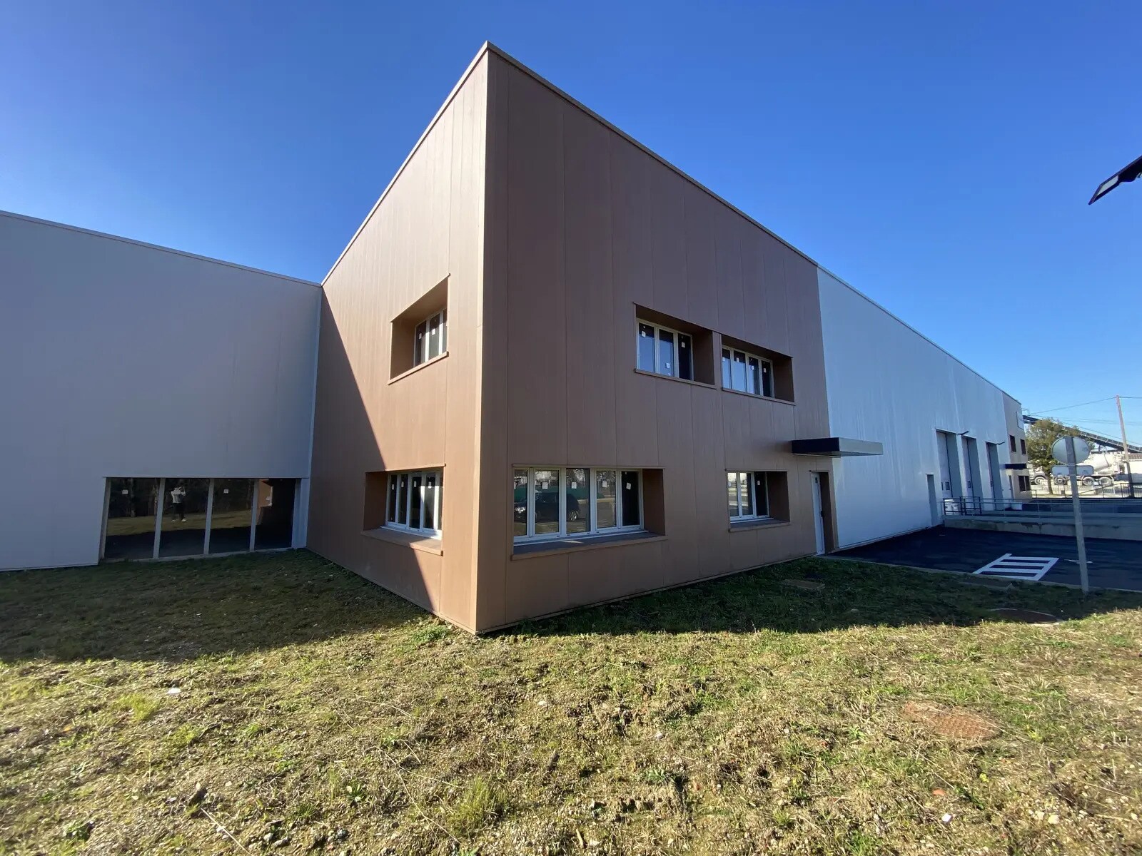 20 Rue André-Marie Ampère, Carbon-Blanc for lease Building Photo- Image 1 of 9