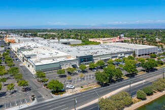 Plus de détails pour 3636 N Blackstone Ave, Fresno, CA - Commerce de détail à louer