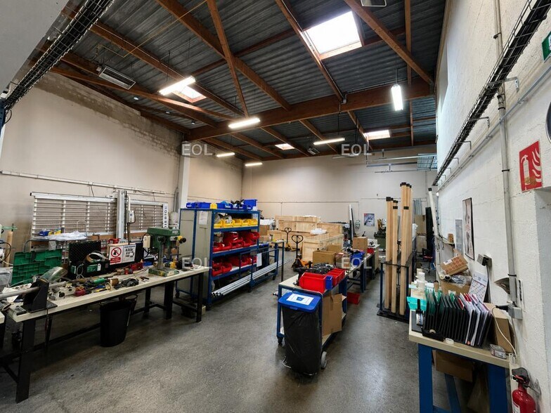 Flex in Magny-les-Hameaux for lease - Interior Photo - Image 3 of 9