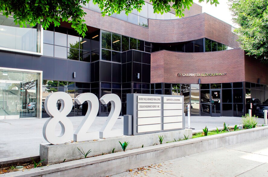 822 S Robertson Blvd, Los Angeles, CA à louer - Photo du bâtiment - Image 2 de 5