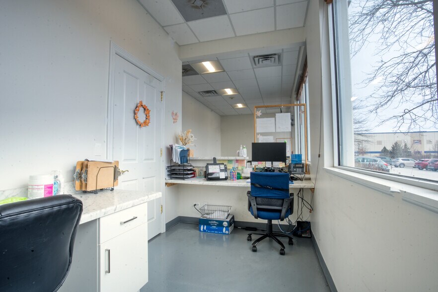 22285 N Pepper Rd, Lake Barrington, IL à louer - Photo intérieure - Image 3 de 11