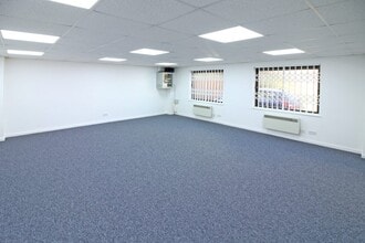 Little Mundells, Welwyn Garden City for lease Interior Photo- Image 1 of 5