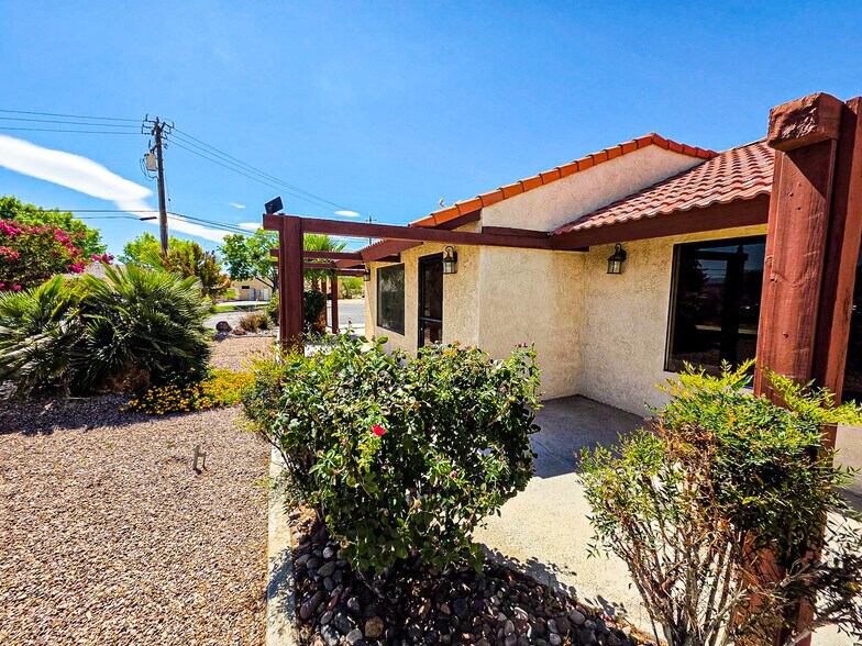 16048 Tuscola Rd, Apple Valley, CA à louer - Photo du bâtiment - Image 2 de 3