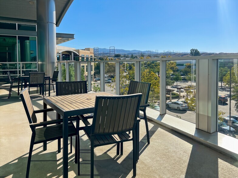 25350 Magic Mountain Pky, Valencia, CA à louer - Photo intérieure - Image 3 de 15