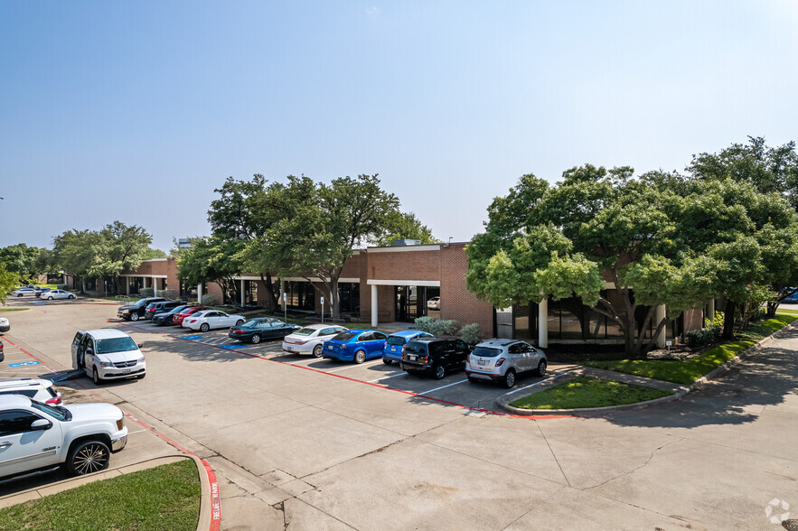 12801 N Stemmons Fwy, Farmers Branch, TX à louer - Photo du b timent - Image 3 de 29