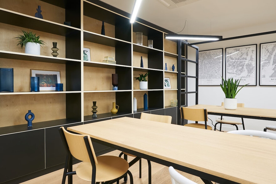 63 Rue Sainte-Anne, Paris for lease - Interior Photo - Image 2 of 9