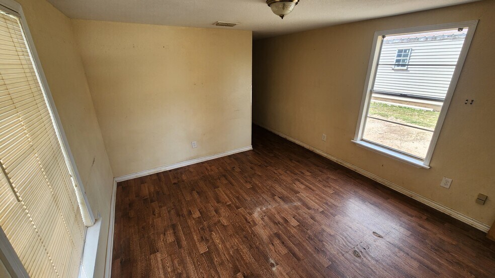 200 E Olive St, Holliday, TX for lease - Interior Photo - Image 2 of 8