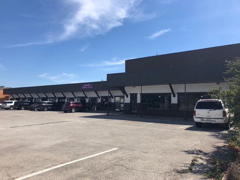 3637 W Vickery Blvd, Fort Worth, TX à louer - Photo du bâtiment - Image 2 de 6