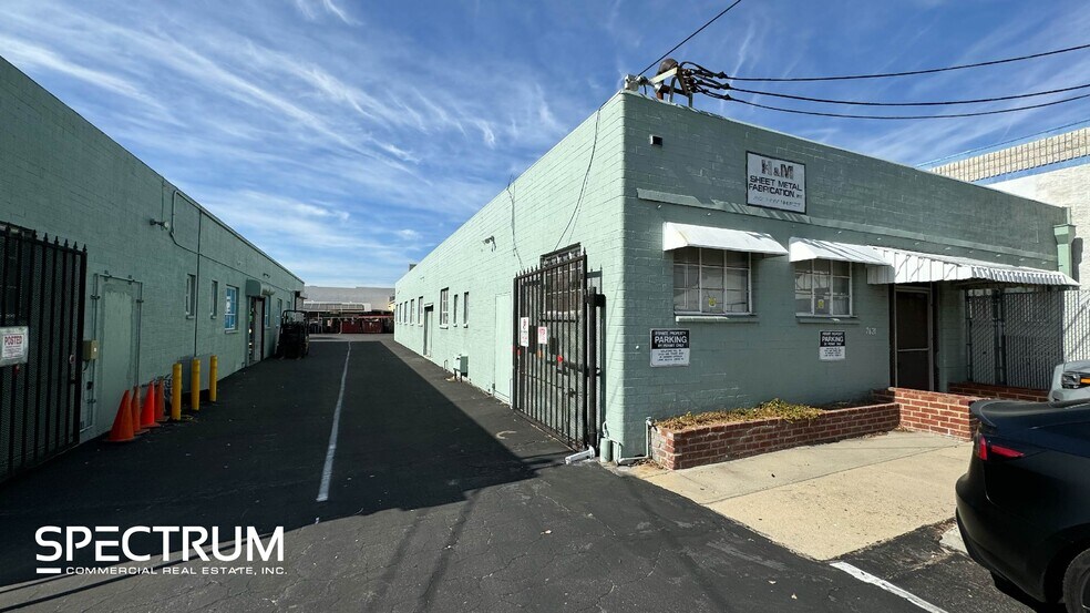 7621 Hayvenhurst Ave, Van Nuys, CA à louer - Photo du bâtiment - Image 1 de 6