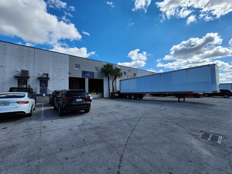 8741-8891 NW 102nd St, Medley, FL à louer - Photo du bâtiment - Image 3 de 6