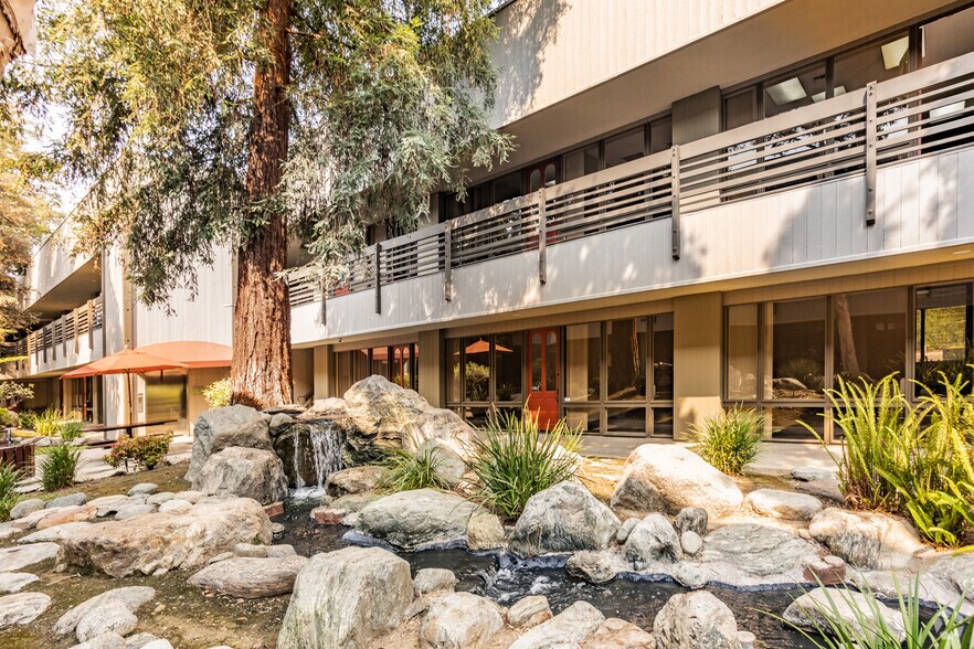 1370 N Brea Blvd, Fullerton, CA à louer - Photo du bâtiment - Image 1 de 5