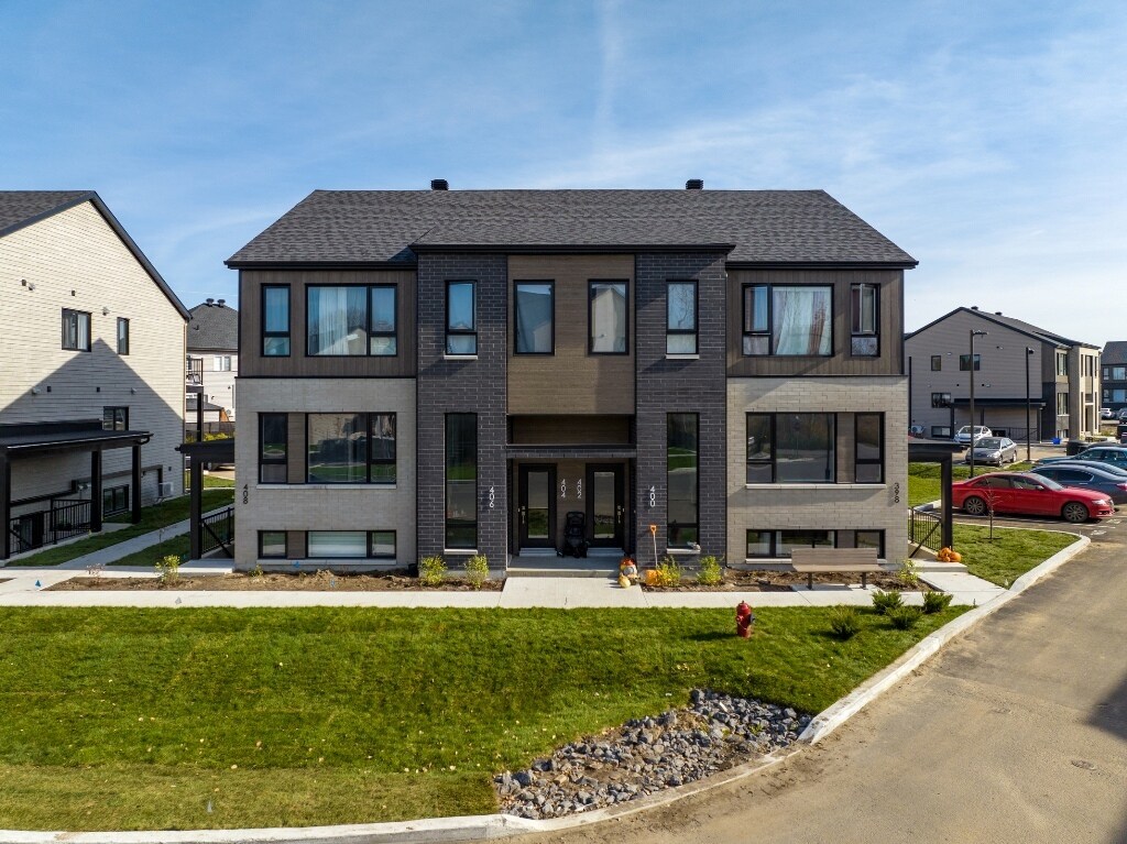 398-408 Rue des Ancolies, Lavaltrie, QC for sale Primary Photo- Image 1 of 1