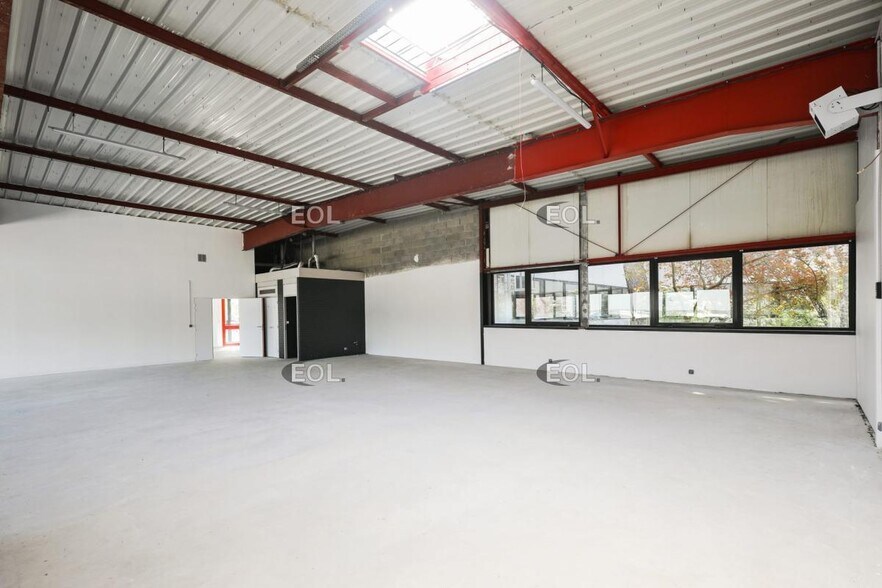 Flex in Villebon-sur-Yvette for lease - Interior Photo - Image 3 of 5