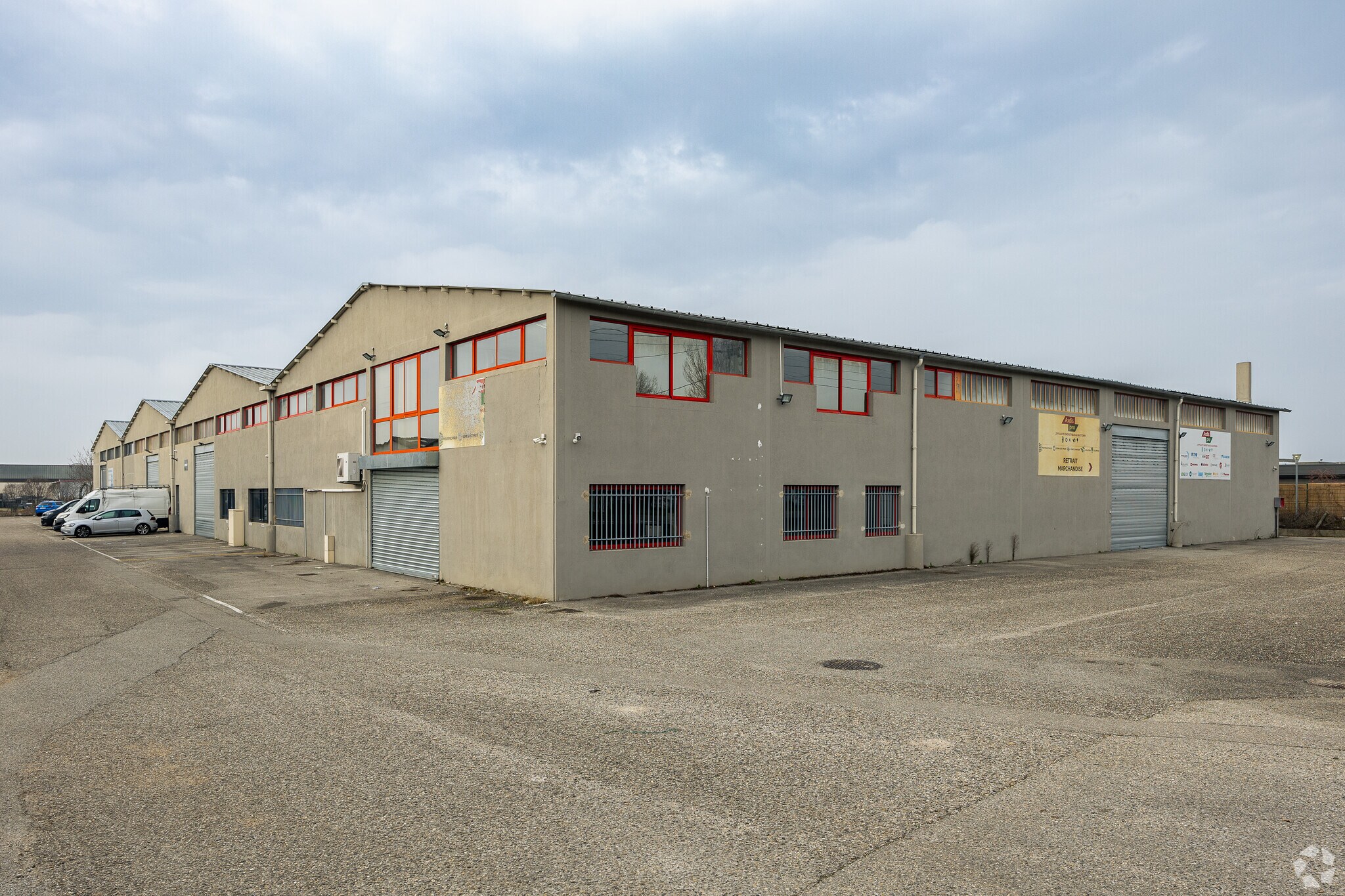 Flex in Décines-Charpieu for lease Primary Photo- Image 1 of 3