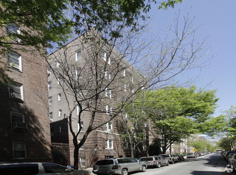 35-30 81st St, Jackson Heights, NY à louer - Photo du bâtiment - Image 3 de 8