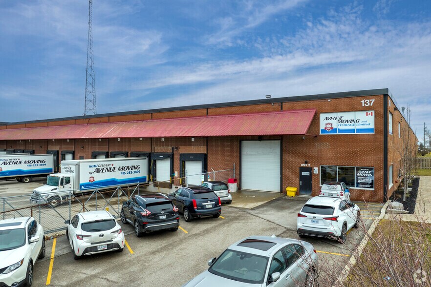 137 Horner Ave, Toronto, ON à louer - Photo du bâtiment - Image 3 de 5