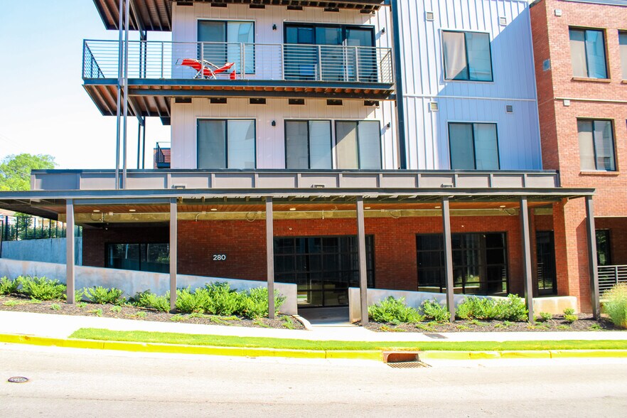 230 N Finley St, Athens, GA à louer - Photo du bâtiment - Image 2 de 9