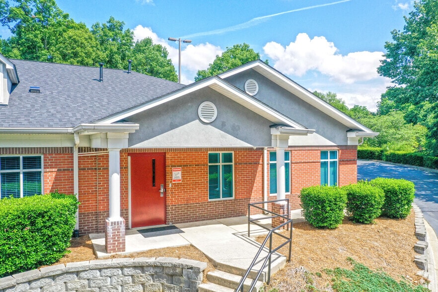 8050 Corporate Center Dr, Charlotte, NC for lease - Building Photo - Image 3 of 10