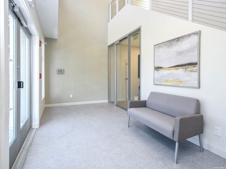 272 plandome Rd, Manhasset, NY for lease - Interior Photo - Image 3 of 7