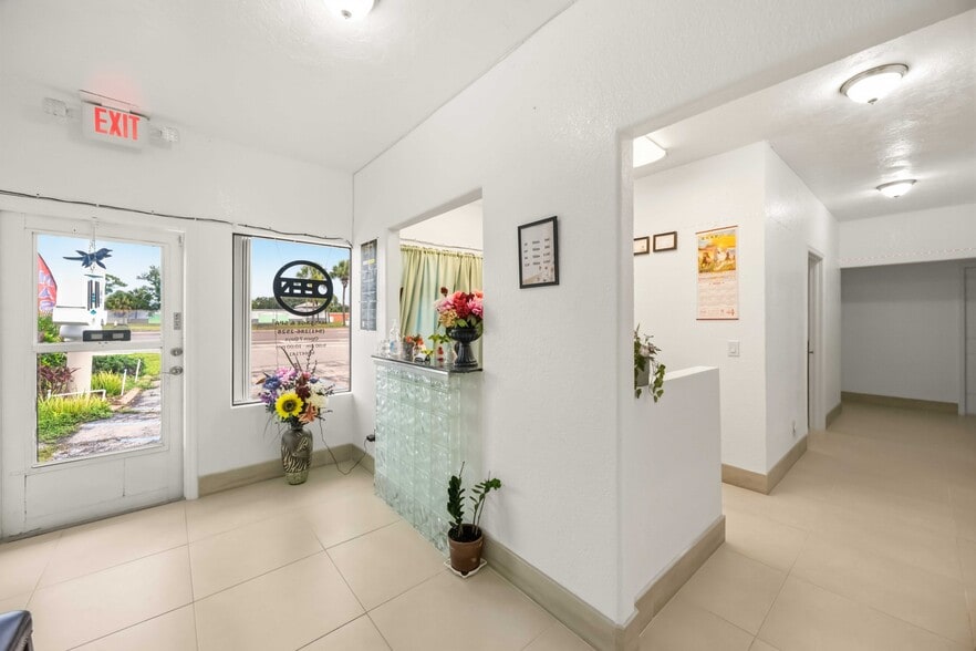 2081 Tamiami Trl, Port Charlotte, FL à vendre - Photo du bâtiment - Image 2 de 35