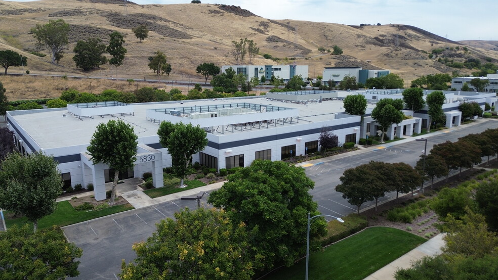 5830-5870 Hellyer Ave, San Jose, CA for lease - Building Photo - Image 2 of 3