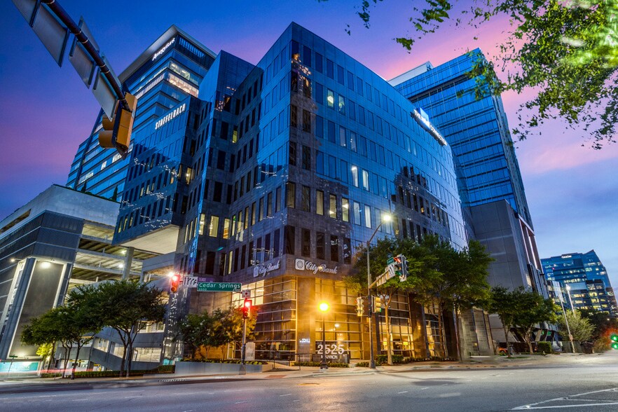 2525 McKinnon St, Dallas, TX à louer - Photo du bâtiment - Image 3 de 10