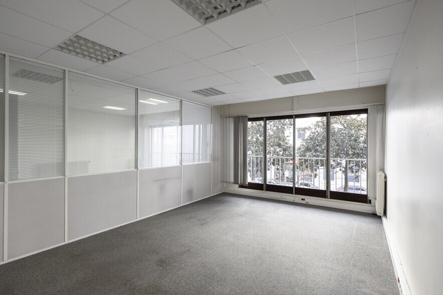 Office in Paris for lease - Building Photo - Image 1 of 9