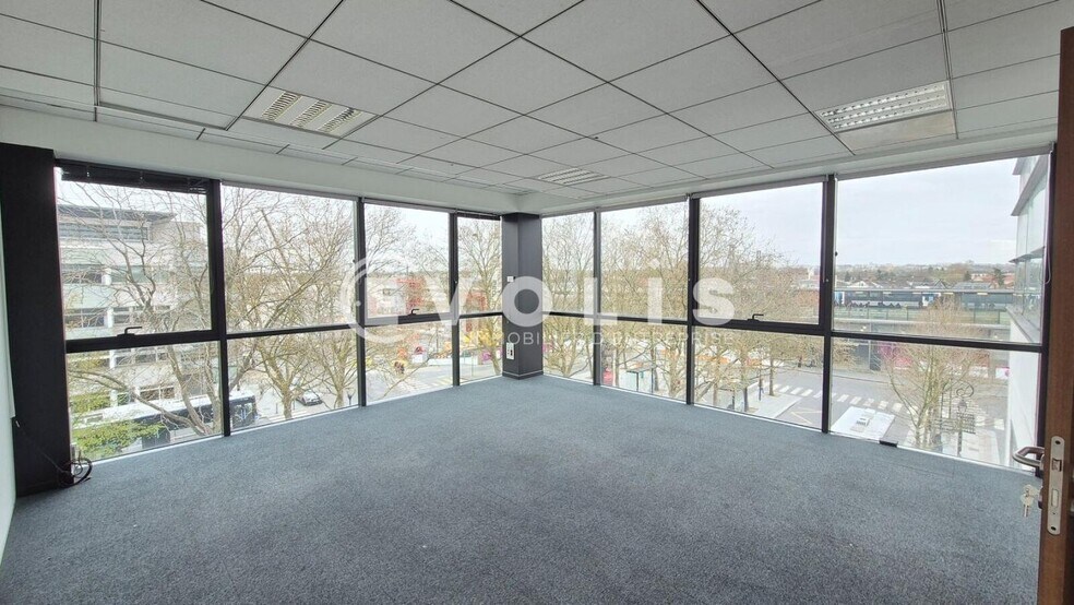 Office in Chelles for lease - Interior Photo - Image 1 of 10