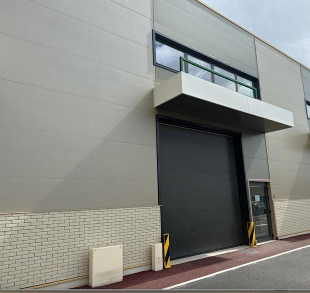 Flex dans Bernes-sur-Oise à louer - Photo du bâtiment - Image 1 de 6