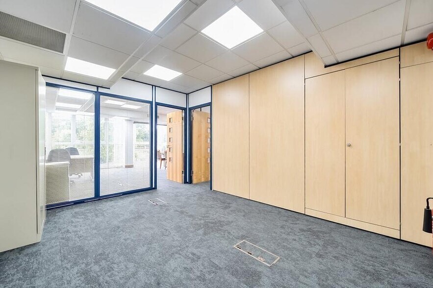 23-25 Bridge St, Pinner à vendre - Photo du bâtiment - Image 2 de 18