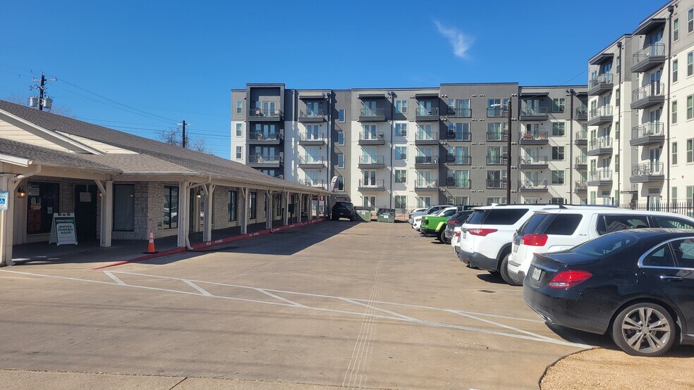 6104 S 1st St, Austin, TX à louer - Photo du bâtiment - Image 2 de 8