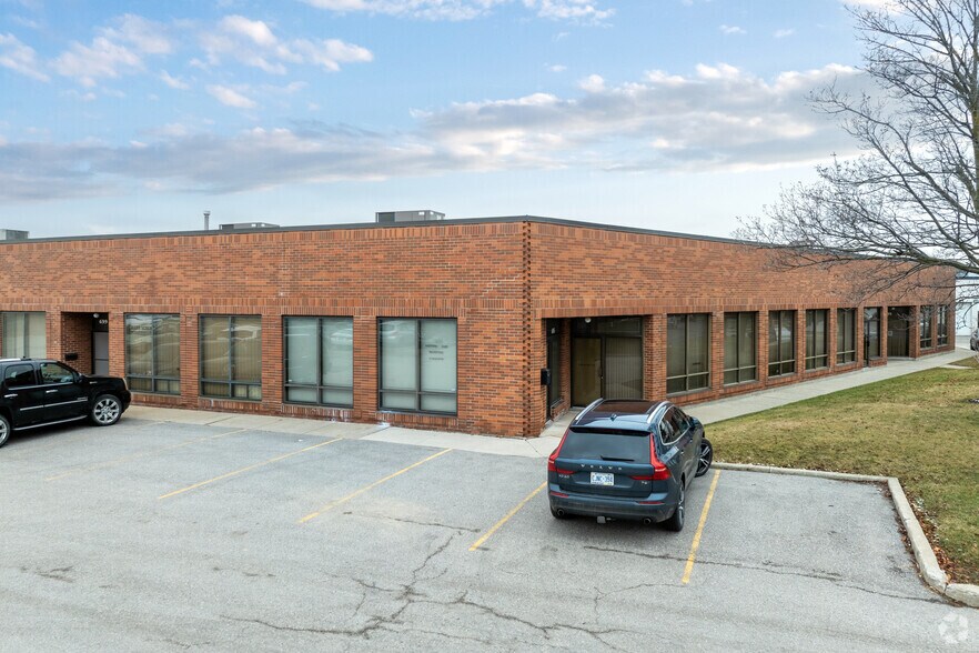 691-729 Petrolia Rd, Toronto, ON à louer - Photo du bâtiment - Image 3 de 6
