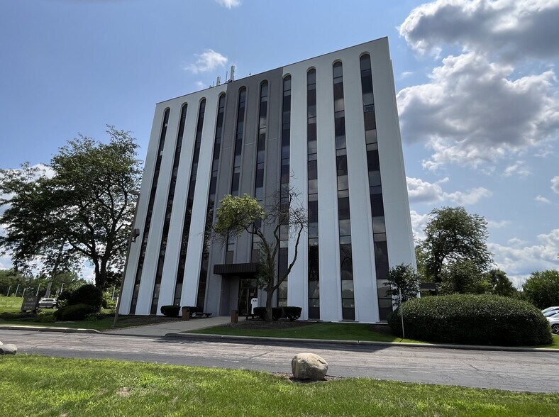 1444 N Farnsworth Ave, Aurora, IL à louer - Photo du bâtiment - Image 3 de 4