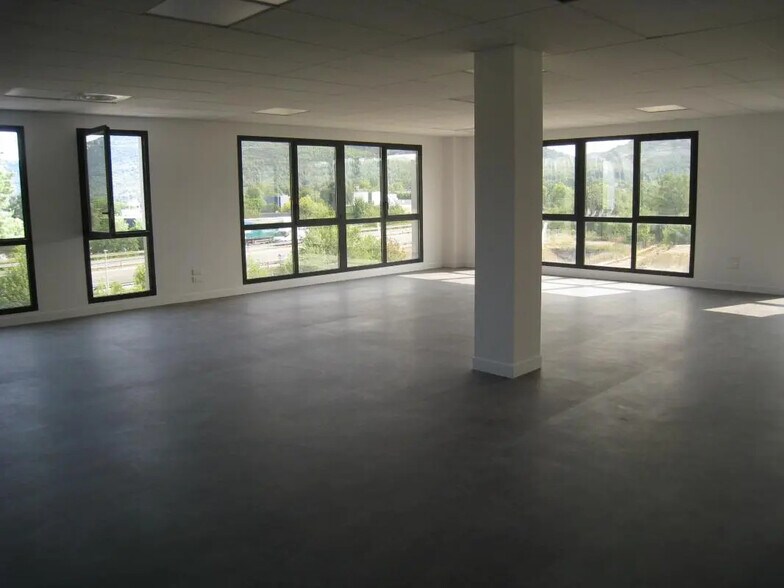 Office in Aubagne for lease - Interior Photo - Image 2 of 6