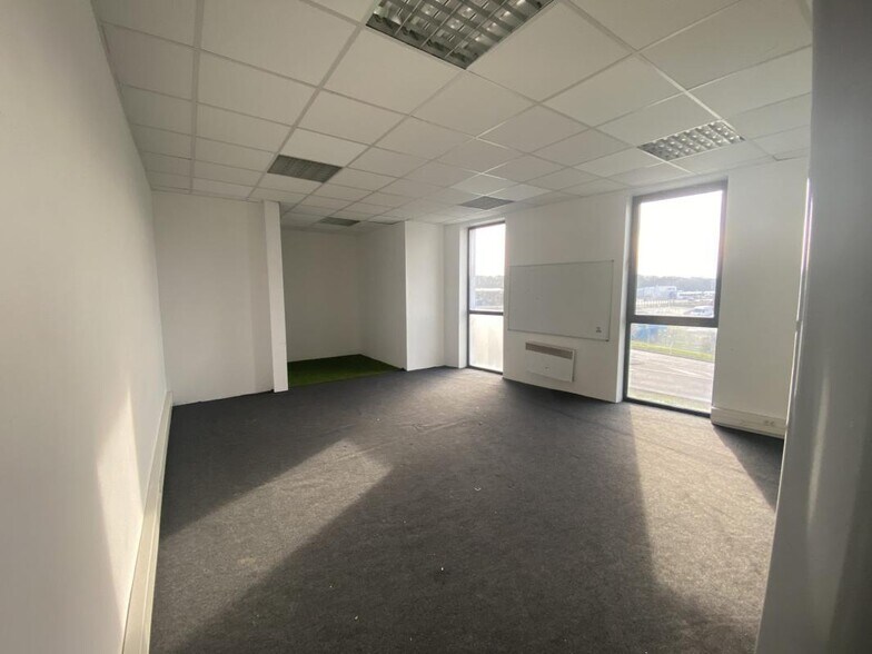 Office in Nogent-le-Phaye for lease - Interior Photo - Image 3 of 27