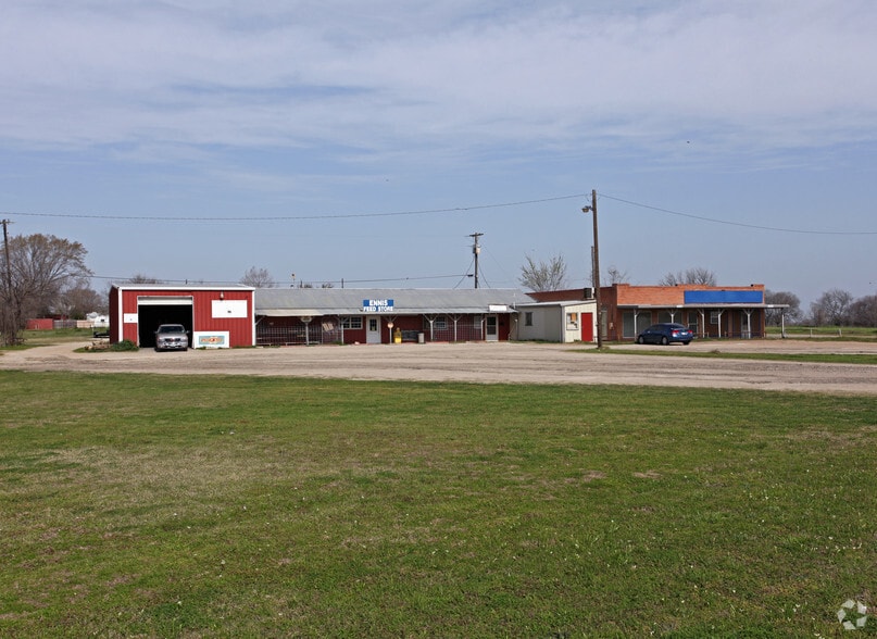 1610 E Ennis Ave, Ennis, TX for sale - Building Photo - Image 1 of 10